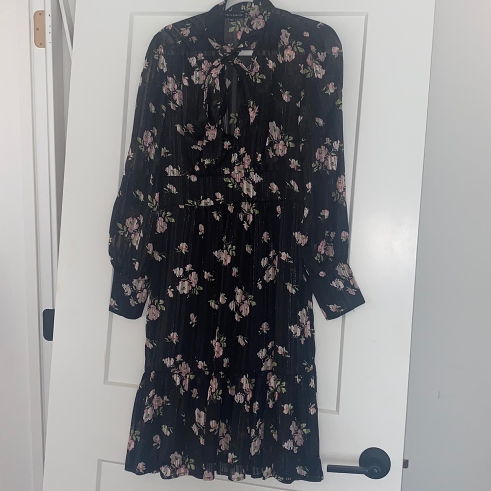 Worn only one time, this is such a pretty floral dress from pretty darling!!